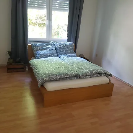 Kaffeevollautomat Und Netflix In Der Fußgängerzone *