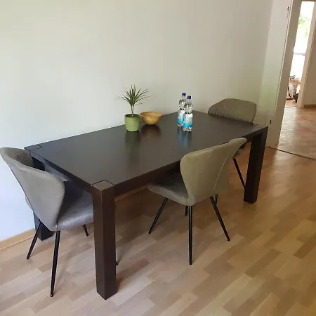 Apartment Kaffeevollautomat Und Netflix In Der Fußgängerzone